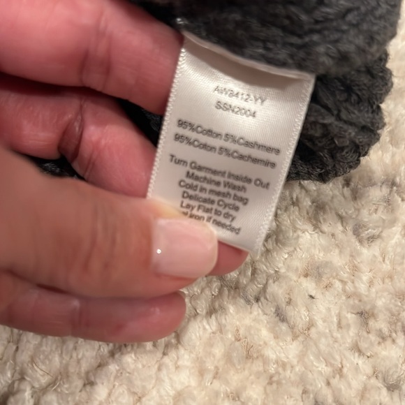 ATM Cropped V-neck Sweater - Picture 4 of 5